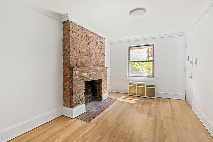A listing photo for a Chelsea studio 