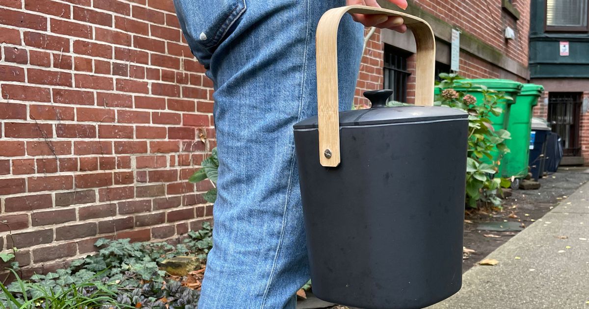 Kitchen Compost Bin with Charcoal Filters - Indoor Compost Bucket -  household items - by owner - housewares sale 