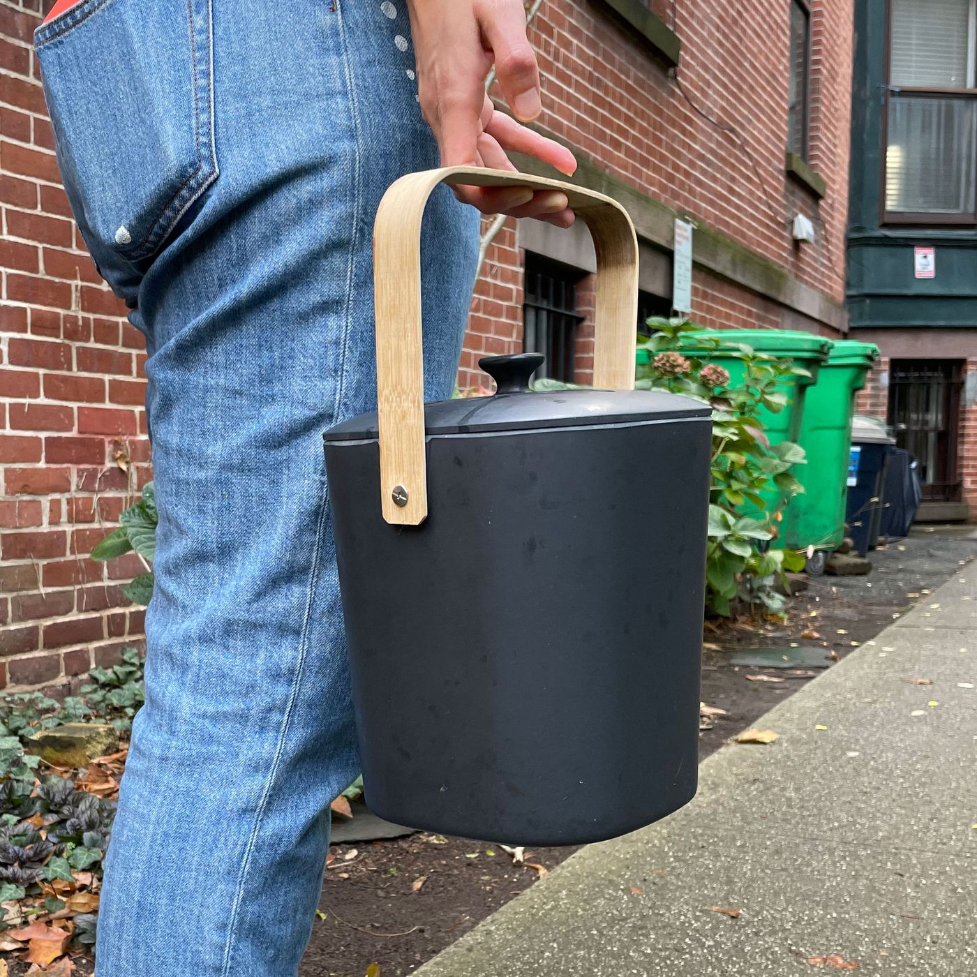 https://pyxis.nymag.com/v1/imgs/6f2/21b/0ace165c314ef85793ccc60dce12a4086b-bamboozle-compost-bin.1x.rsquare.w1400.jpg