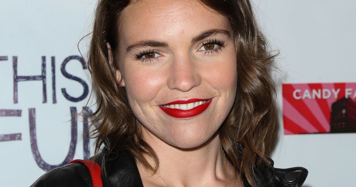 喜劇演員貝絲·斯特林 (Beth Stelling) 使用 Instagram 討論她遭受前男友的強姦和虐待