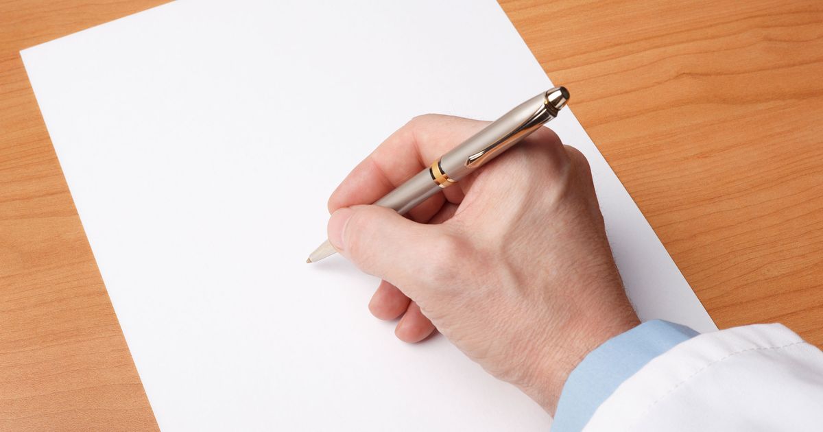 Можно взять ручку. Записывать на бумаге. Ручка и бумага. Рука с ручкой. Рука пишет.
