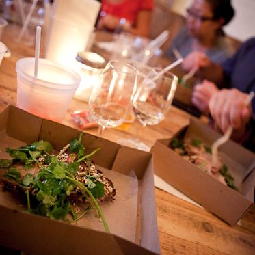 孜然羊排骨配芝麻和香菜沙拉。