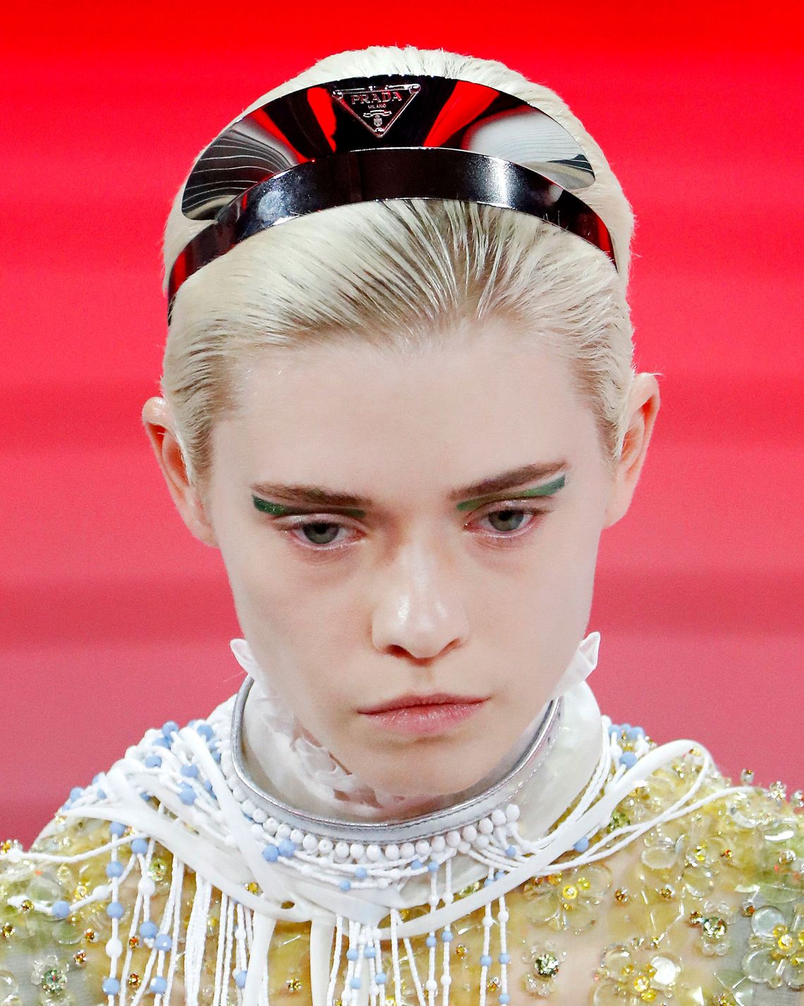 Prada Fall 2020 Beauty: A New Type of Headband Is Born display picture 3