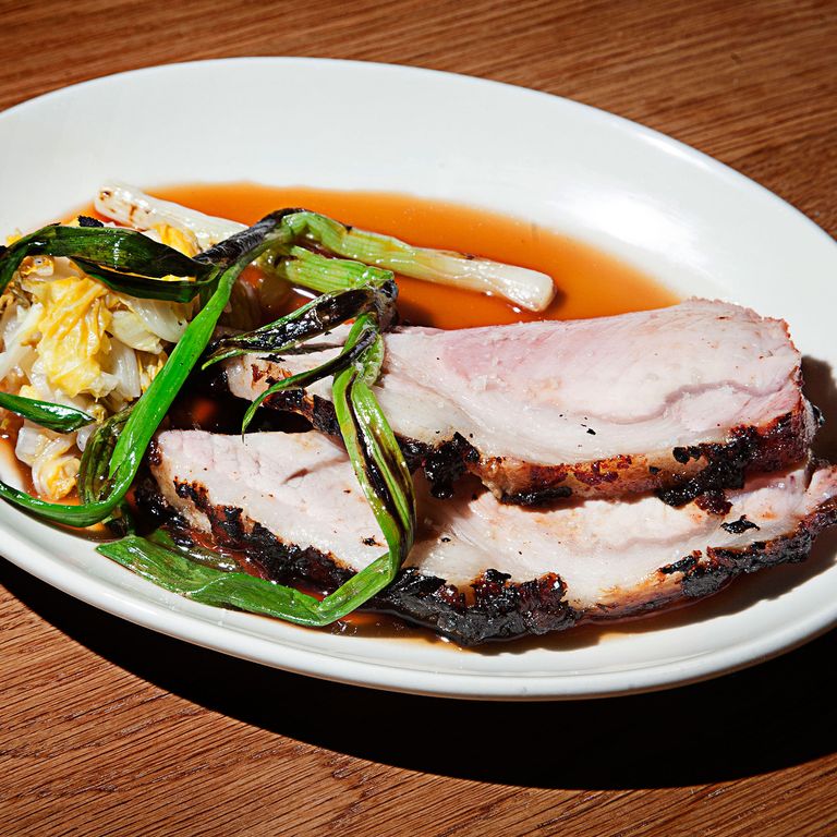 烤猪肉配白泡菜。