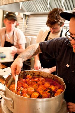 M. Wells团队准备了一些鸡肉肉丸。