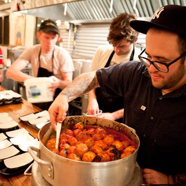 M. Wells团队准备了一些鸡肉肉丸。