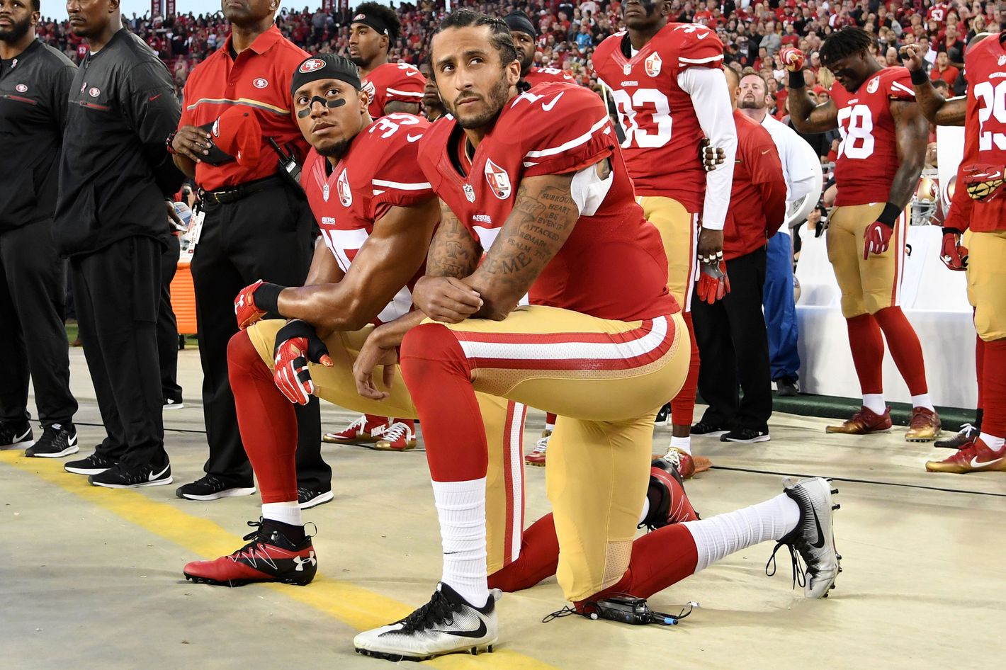 In apparent rebuke to Trump, NFL players kneel during national anthem - Vox