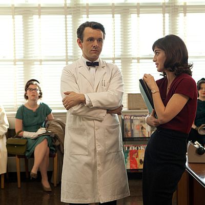 Michael Sheen as Dr. William Masters and Lizzy Caplan as Virginia Johnson in Masters of Sex (season 1, episode 1) - Photo: Craig Blankenhorn/SHOWTIME - Photo ID: mastersofsex_101_0747