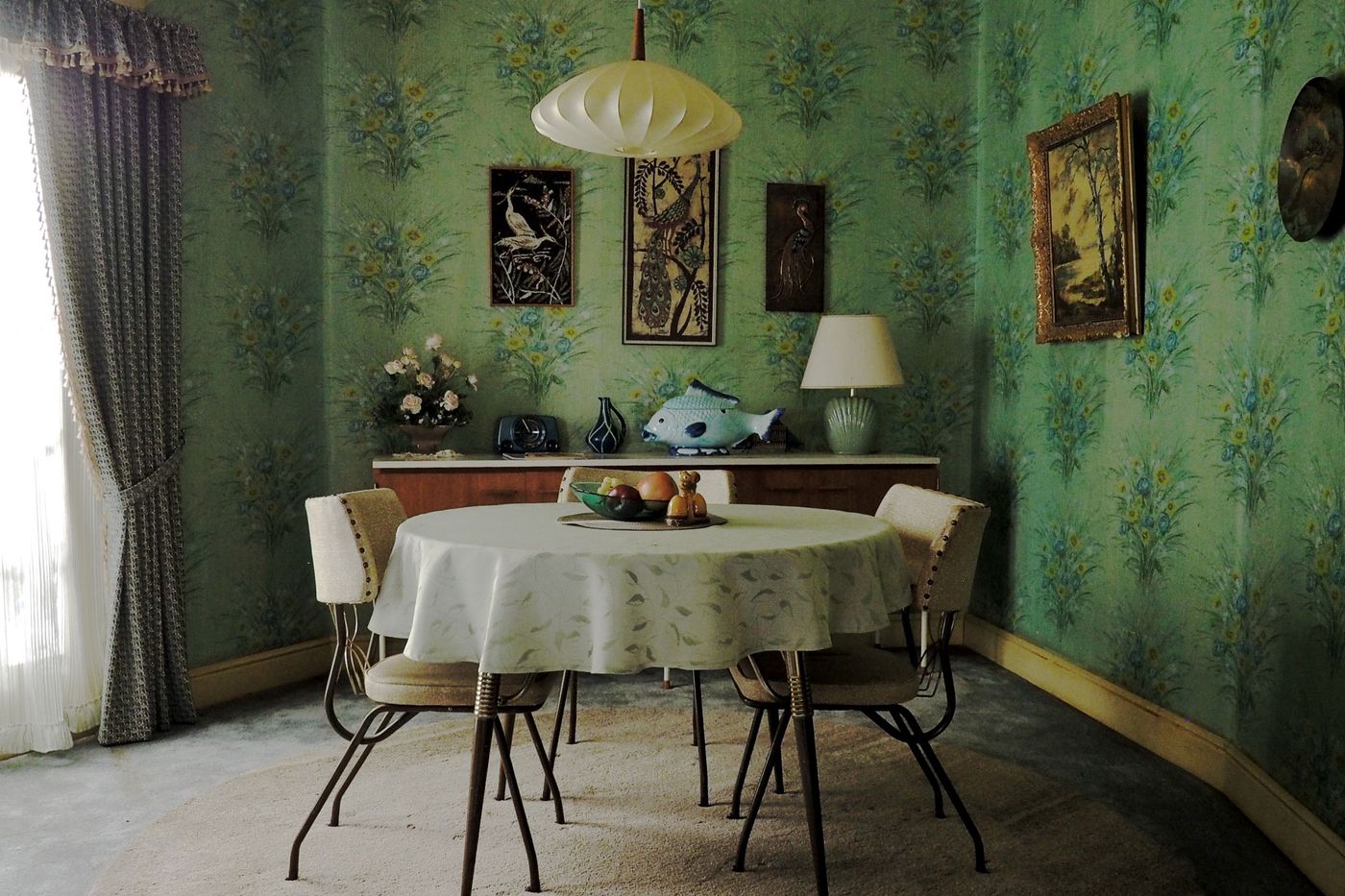 Plaid wallpaper in The Queen's Gambit - Film and Furniture