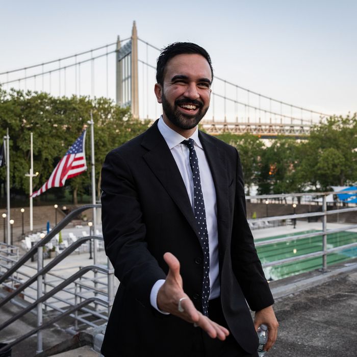 The residents voted ballots in the primary democratic elections of the mayor of the city of New York