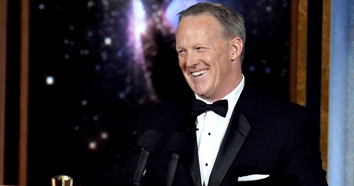 ショーン・スパイサーは昨夜エミーで腕を組んで歓迎されました。