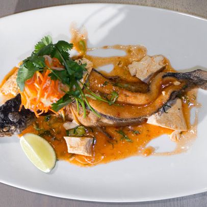 辣豆腐酱，腌制蔬菜和香菜的整条鱼。