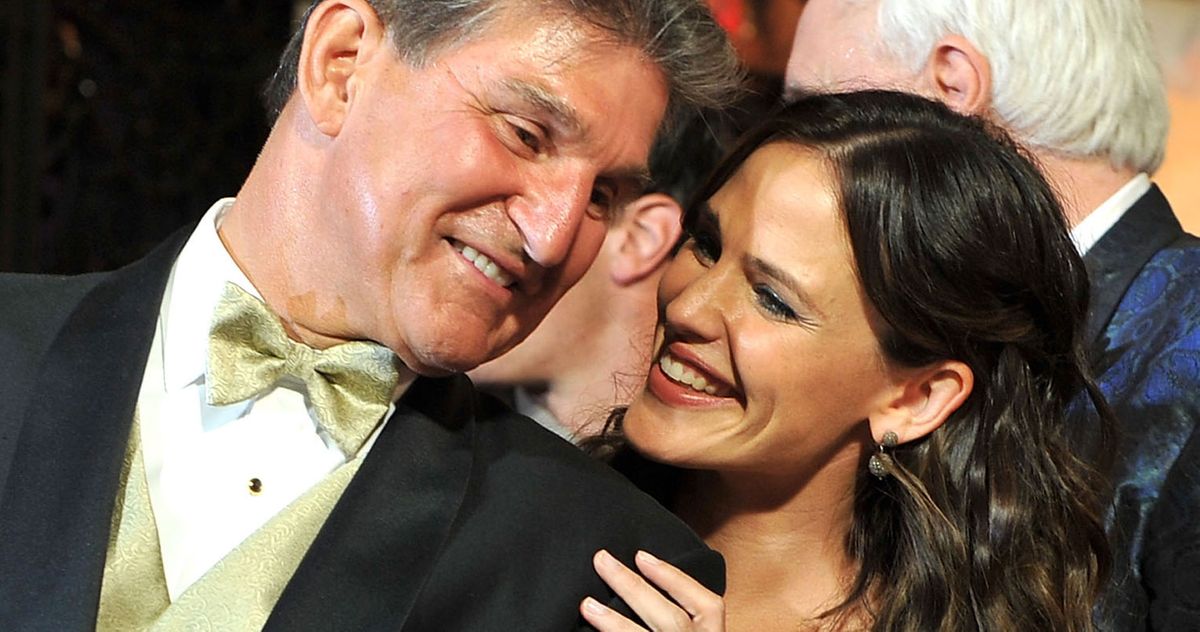 Jennifer Garner Has a Direct Line to Joe Manchin, Apparently – The Cut