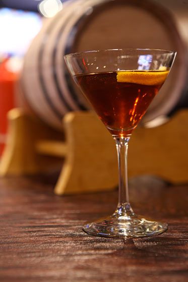 室内烟熏，桶陈酿的Makers 46, Carpano Antica苦艾酒，以及Angostura和橙苦酒