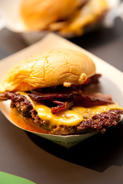 SmokeShack:美国芝士汉堡，上面加尼曼牧场苹果木培根，切碎的樱桃胡椒和沙克尔酱。