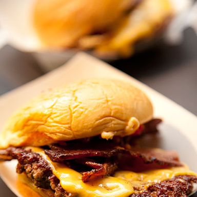 SmokeShack:美国芝士汉堡，上面加尼曼牧场苹果木培根，切碎的樱桃胡椒和沙克尔酱。