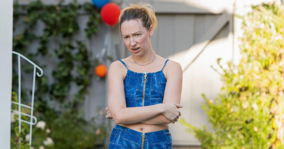 Pen15 Season 2 Premiere Recap Episode 1 ‘pool Party 