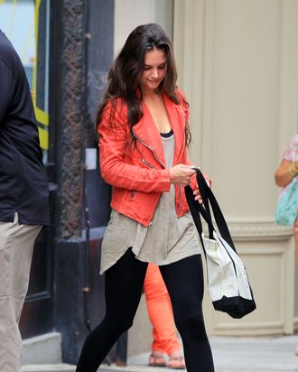 Katie Holmes Found the Perfect Summer Travel Tote Bag