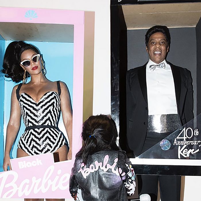 zondaar Haan Veeg Beyoncé, Jay Z, Blue Ivy Dressed As Barbie Toys for Hallowen