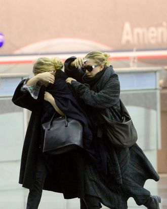 12 Photos of the Olsen Twins Wearing Very Large Coats