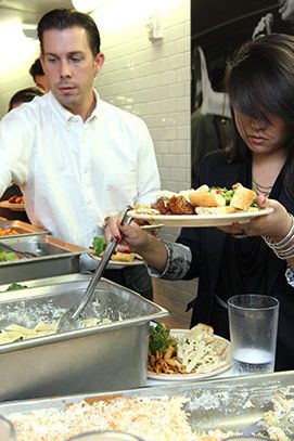 Welker还监督NoMad的维也纳噪音项目。瓦格斯塔夫说:“如果你在排队的时候刚好吃对了，有时候你可能会被一个羊角面包递给你。”“在你等待的时候可以吃点东西。但你必须认识正确的人。”