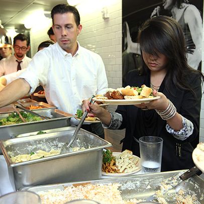 Welker还监督NoMad的维也纳噪音项目。瓦格斯塔夫说:“如果你在排队的时候刚好吃对了，有时候你可能会被一个羊角面包递给你。”“在你等待的时候可以吃点东西。但你必须认识正确的人。”