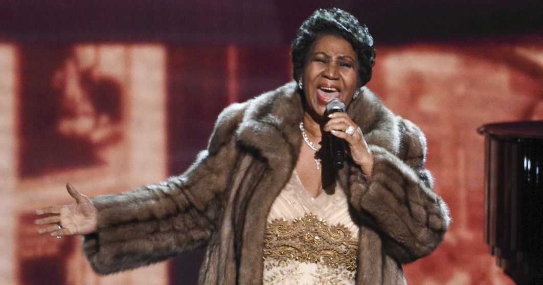 艾瑞莎富蘭克林 (Aretha Franklin) 以「自然女人」的令人瞠目結舌的表演震驚了奧巴馬、卡羅爾金和地球