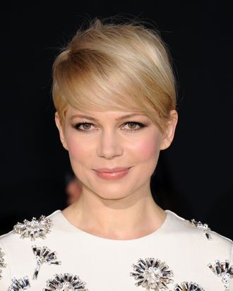 Michelle Williams Is an Inspiration for Any Woman Who's Trying to Grow Out  Short Hair