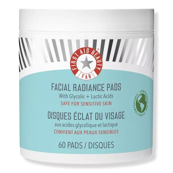 Almohadillas radiantes faciales First Aid Beauty con ácido glicólico + láctico