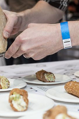 培根坎诺利（Bacon Cannoli）配芥末豌豆和西西里面包店Cannoli Shell（厨师的父亲的面包店）。