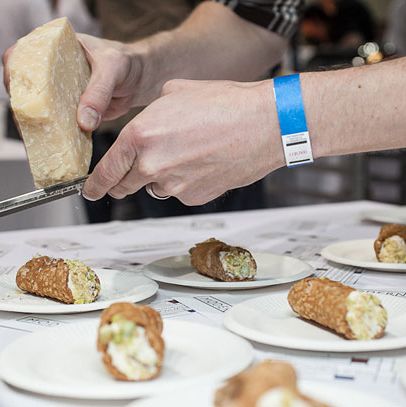 培根坎诺利（Bacon Cannoli）配芥末豌豆和西西里面包店Cannoli Shell（厨师的父亲的面包店）。