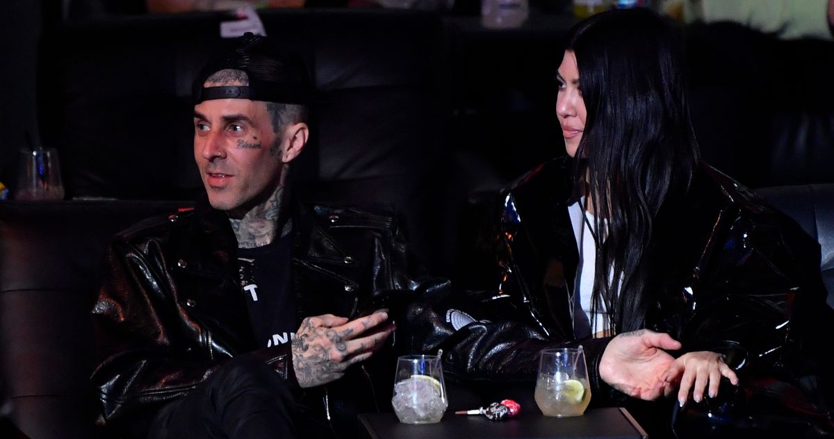 特拉維斯·巴克 (Travis Barker) 在 NSFW Instagram 帖子中向考特尼·卡戴珊 (Kourtney Kardashian) 的生日豎起了大拇指