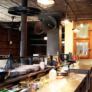 开放式厨房的景色。