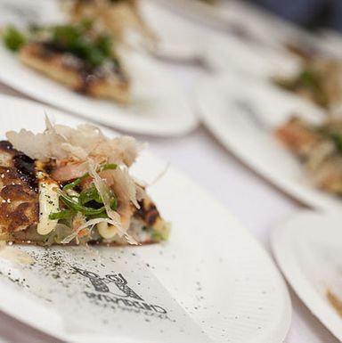 培根Okonomiyaki：日本风格的馅比萨饼，配以Nueske培根，Napa Cabbage，Pickld Gingerm Scallion，Shrimp，Nori和Bonito Flakes。