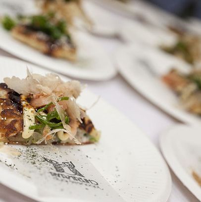 培根Okonomiyaki：日本风格的馅比萨饼，配以Nueske培根，Napa Cabbage，Pickld Gingerm Scallion，Shrimp，Nori和Bonito Flakes。