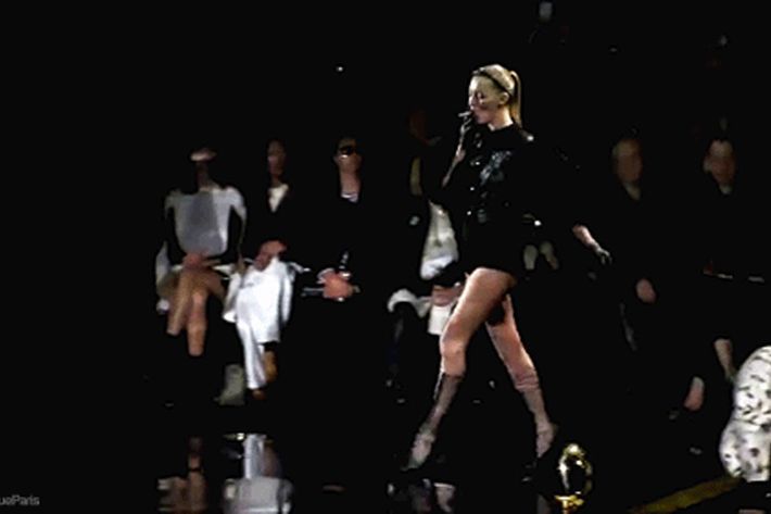 KATE MOSS IS SMOKIN' ON THE RUNWAY