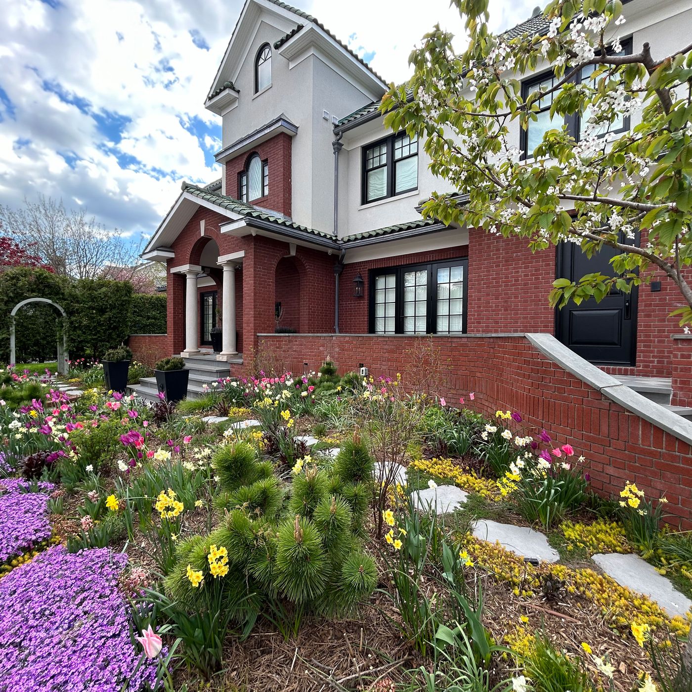 Tour a 'Radically Different' Front Garden in Midwood