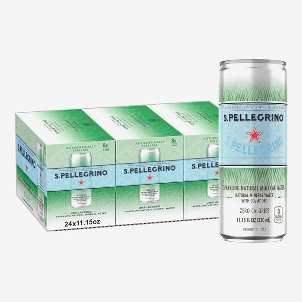 Agua mineral natural con gas S.Pellegrino
