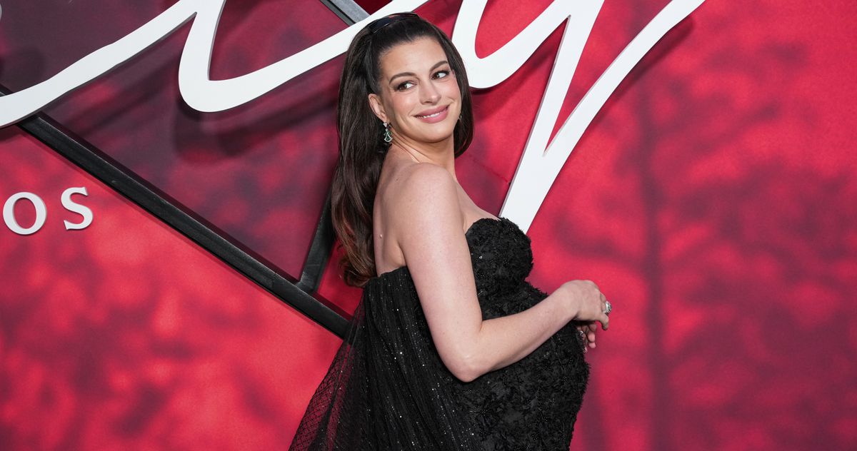 Anne Hathaway Should Be Organizing Every Red Carpet