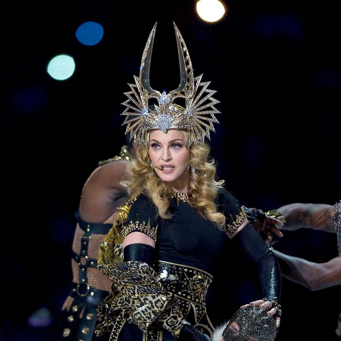 Madonna show. Мадонна супербоул 2012. Мадонна super Bowl. Мадонна для Гальяно. Восковая фигура Мадонны.