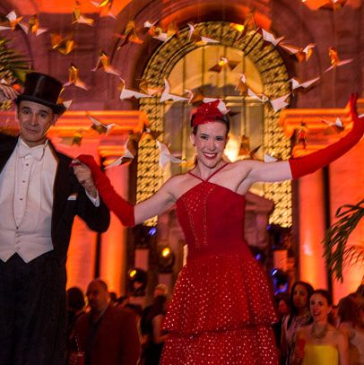 晚会上踩高跷的场景。