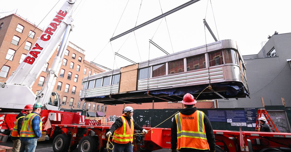 Watch the Wythe Diner Get Lifted Out of Williamsburg