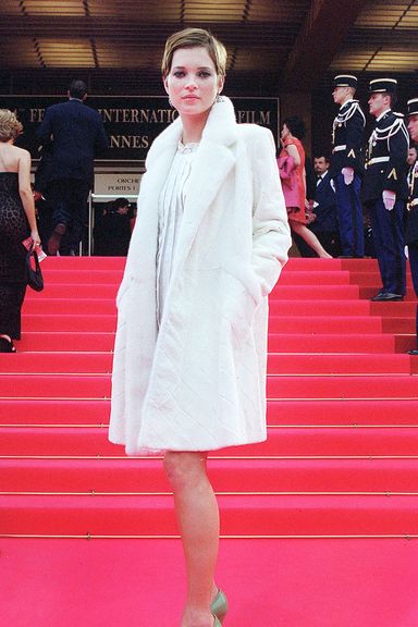 FRANCE - MAY 11:  54th Cannes film festival: stairs of “Apocalypse Now Redux” In Cannes, France On May 11, 2001-Kate Moss.  (Photo by Pool BENAINOUS/DUCLOS/Gamma-Rapho via Getty Images)