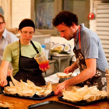 把玉米粉蒸肉装盘。