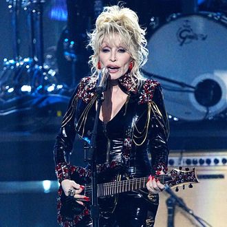 Dolly Parton Reveals ‘Rockstar’ Album Track List, Features