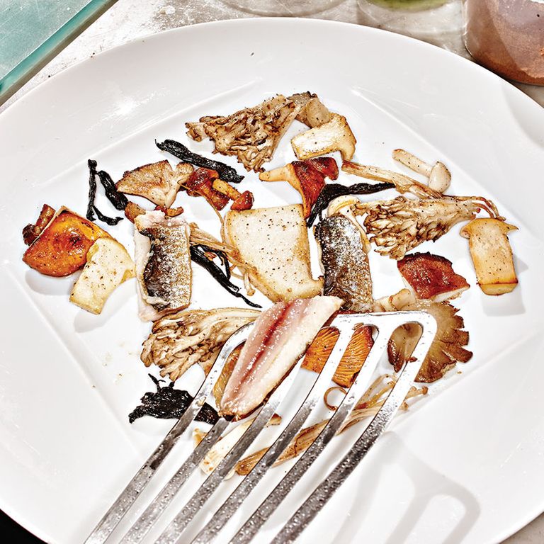 镀安排的蘑菇和沙丁鱼。