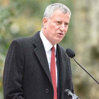 Mayor de Blasio addresses assembly at wreath ceremony.