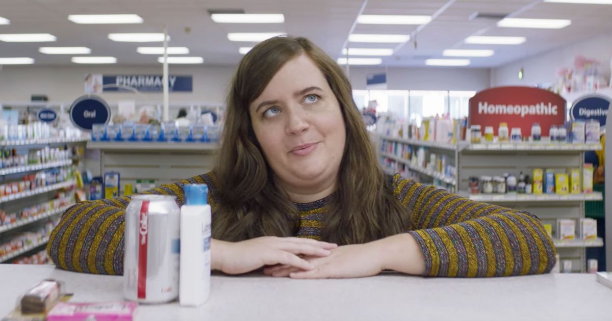 艾迪布萊恩特 (Aidy Bryant) 在 Hulu 的預告片中走紅尖銳