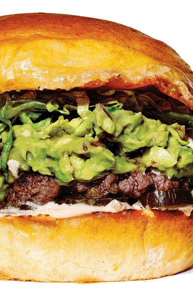 使命酒吧(Mission Cantina)的汉堡，售价16美元，丹尼·鲍温(Danny Bowien)奢华的新双份汉堡(有生菜、杰克芝士、鳄梨酱、腌墨西哥胡椒、特别的萨尔萨酱和辣酱)结合了西海岸汉堡的产品前沿吸引力和墨西哥torta的太多永远不够的精神。不过，这里的牛肉是百分之百的拉弗里达牛肉，每天在泽西岛新鲜研磨。