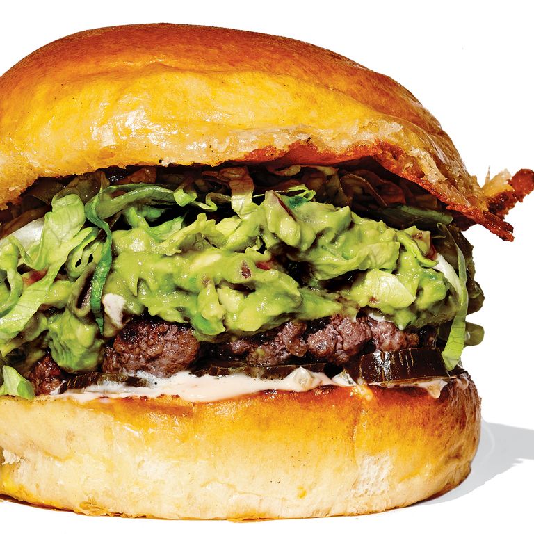 使命酒吧(Mission Cantina)的汉堡，售价16美元，丹尼·鲍温(Danny Bowien)奢华的新双份汉堡(有生菜、杰克芝士、鳄梨酱、腌墨西哥胡椒、特别的萨尔萨酱和辣酱)结合了西海岸汉堡的产品前沿吸引力和墨西哥torta的太多永远不够的精神。不过，这里的牛肉是百分之百的拉弗里达牛肉，每天在泽西岛新鲜研磨。